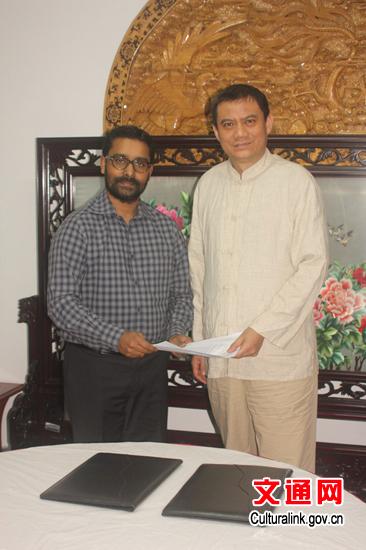陈霜参赞（右）与孟加拉迈德亚玛媒体与出版有限公司总裁夏瑞阿•扎曼•舒曼先生（左）合影