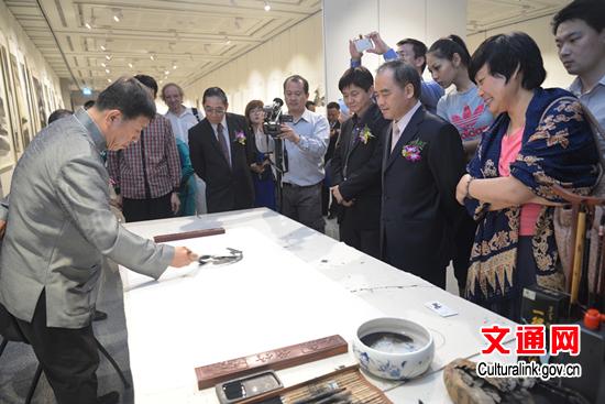 画家金威昕为观众现场展示绘画技法