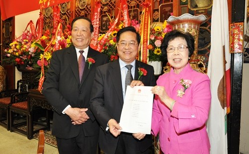 中国驻旧金山总领馆总领事袁南生（中）赠诗作者伍可娉（右），左为侨领吴耀庭。