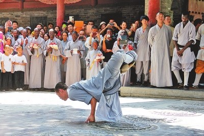 开班仪式结束后，少林武僧表演正宗少林林武术。沧海一粟摄