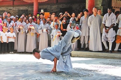 开班仪式结束后,少林武僧表演正宗少林林武术。沧海一粟摄