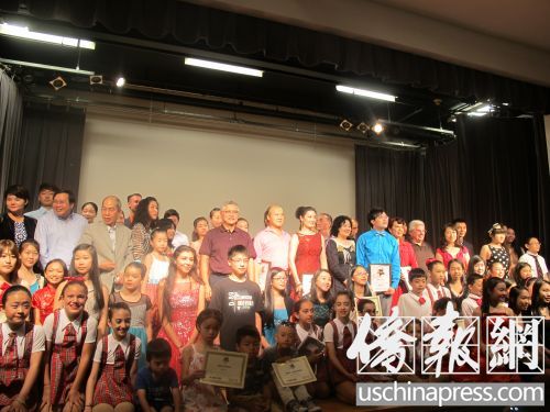 由美国中文电视、美国中文网主办的《天生我才》2014美国青少年才艺大赛于27日在法拉盛图书馆举行颁奖典礼。（美国《侨报》/孙璎姝