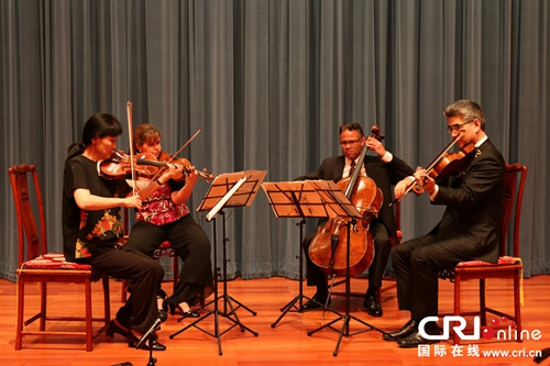 2014年7月29日，费城交响乐团代表在费城交响乐团“庆祝中美建交35周年”新闻发布会上演奏。（张旭