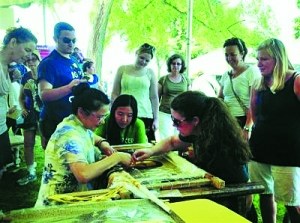 蔡梅英现场刺绣《蒙娜丽莎》作品