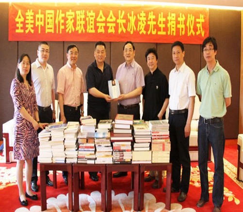旅美作家冰凌（右五）向杭州华侨活动中心赠书。（朱莉
