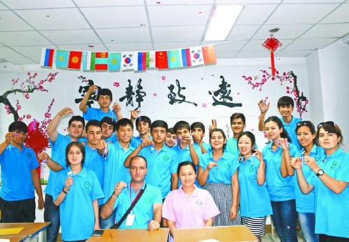 塔吉克斯坦学生学习完“中国结”编织课程后合影留念。