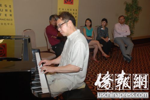 胡健良在新闻发布会上即兴演奏《台山铁路》片段。(美国《侨报》/吴卓明