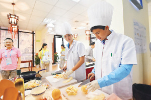 设在青奥村内的营养烹饪项目每天吸引众多外国运动员参与。万程鹏