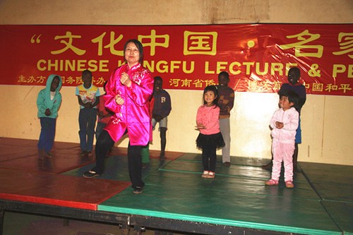 中国武术讲演团李惠同SOS儿童村儿童习练教授中国传统武术。（非洲《华侨周报》）