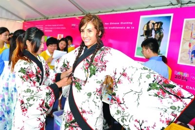 外国运动员穿上汉服。刘浏