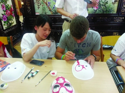 中国侨网-青奥会国际青少年顾问学习中国传统