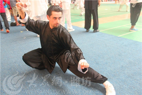 中国侨网-潍坊武术节上的外国武痴 迷恋中国功