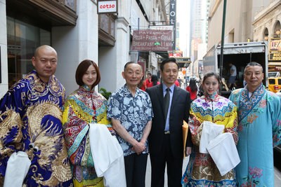 梅兰芳之子梅葆玖先生（左三）鼓励演员们走上纽约街头。（美国《世界日报》/李h