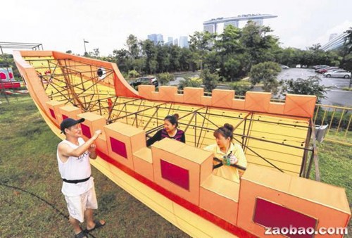灯组制作师傅范俊(左一)指导两名工匠制作“郑和下西洋”水上灯组的帆船造型。“滨海花月庆中秋”连续第二年在滨海湾花园举办。(新加坡《联合早报》/梁麒麟