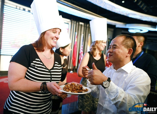 国侨网-多国驻华外交官及夫人在京学做川菜秀