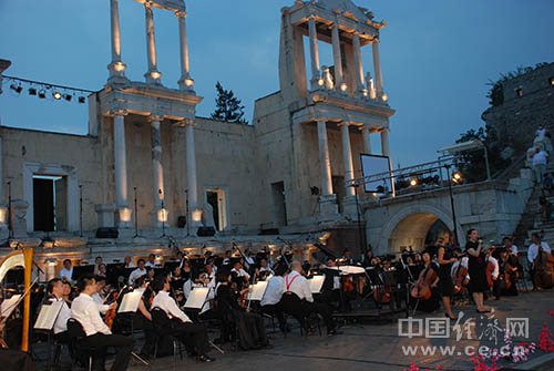 　图为深圳市交响乐团在保加利亚普罗夫迪夫演出大型儒家文化交响乐《人文颂》。中国经济网记者张春荣摄影