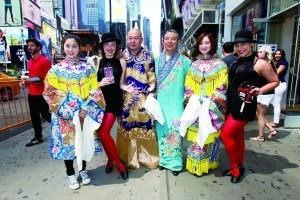 　王梦婷、王博文、李健、窦晓璇与美国百老汇演员在纽约时报广场推介京剧艺术。