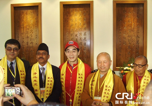 2009年10月底与尼泊尔前任驻华大使坦卡・普拉萨德・卡尔基在西安参加首届长安佛教国际学术研讨会时合影