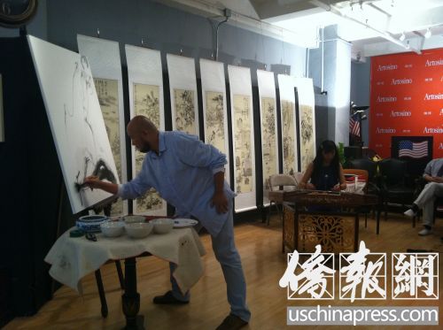 李萍演奏扬琴，濮列平挥毫作画，表现音乐和绘画的共通之处。（美国《侨报》/林菁