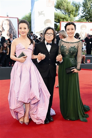 陈可辛携《亲爱的》女主角赵薇和郝蕾走上红地毯。
