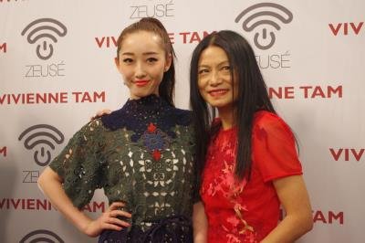 中国侨网谭燕玉(右)与《新红楼梦》的“黛玉”蒋梦婕(左)。(美国《世界日报》)