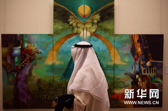 中国侨网9月10日，一名观众在欣赏由伊拉克艺术家沙克?？醋鞯摹段拿飨嘤觥贰＃ń鹆⑼?摄）