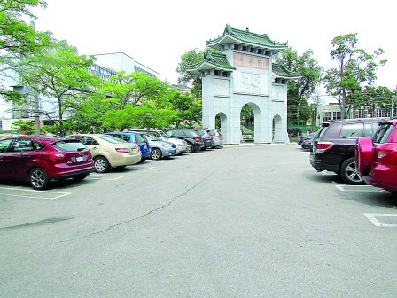 中国侨网多伦多华埠“中华门”停车场 (加拿大《明报》/孔伟民 摄)
