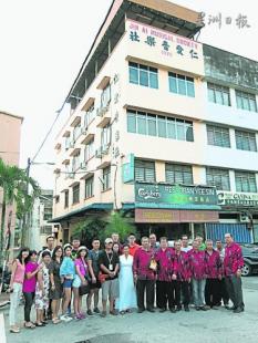 中国侨网拍摄队与仁爱音乐社成员在社前合照。(马来西亚《星洲日报》)