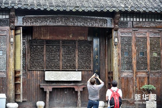 中国侨网9月13日，两名法国艺术家在合肥市一家博物馆欣赏拍摄精美的徽派木雕。（杨晓原 摄）