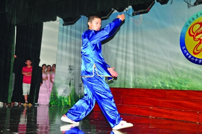 中国侨网杨淳铭在表演武术。（李智勇 摄）