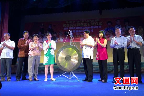 中国侨网嘉宾为活动鸣锣。(文化部网站)