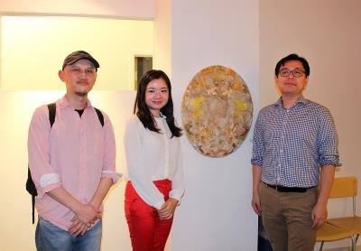 中国侨网蓝巧茹(中)在展览现场。(美国《世界日报》)