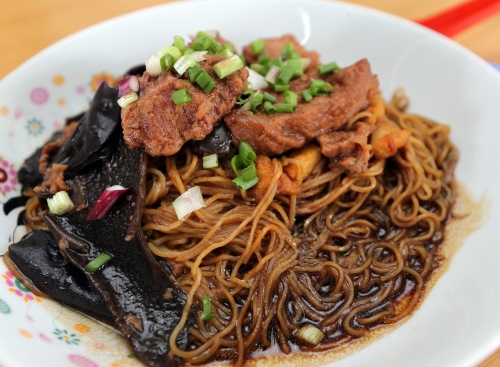 中国侨网李凤屏家做的炸肉面是客家人的传统食物。（马来西亚《星洲日报》）