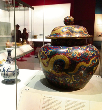 中国侨网在大英博物馆展出的明朝瓷器。(英国《欧洲时报》/严振羽 摄)