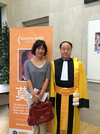 莫言与《欧洲时报》记者合影。(法国《欧洲时报》)