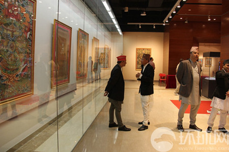 中国侨网图为尼泊尔联邦民主共和国官员在展览现场讨论。(赵衍龙 摄)
