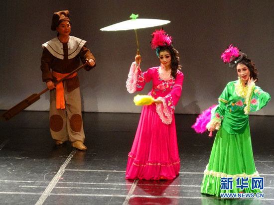 中国侨网演员在台上表演(周??摄)