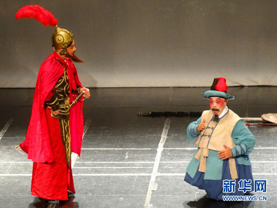 中国侨网演员在台上表演(周??摄)