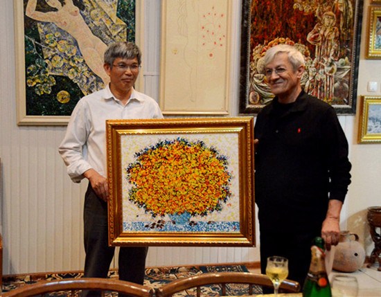中国侨网库尔巴诺夫将自己的画作《繁花》赠予中国画家(贾兴鹏 摄)