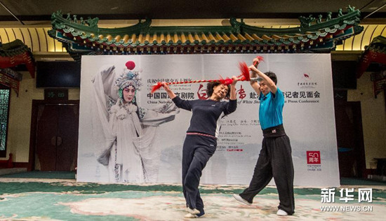 中国侨网9月24日,国家京剧院演员李胜素(左)在排练《白蛇传》(张宇 摄)