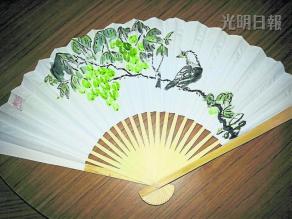 中国侨网张生应太太要求在纸扇上作画，这作品都送给太太在排舞班的朋友了。（马来西亚《光明日报》）
