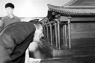 中国侨网法国观众观看“圆明园大宫门区模型”。(陈晓伟 摄)