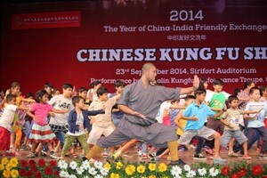 中国侨网武僧团与现场青少年互动。