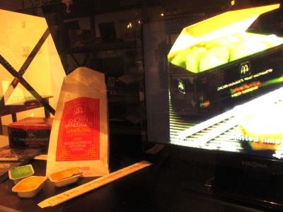 中国侨网美国华埠麦当劳在1980年代推出用筷子吃的上海鸡块餐。(美国《世界日报》/许雅钧 摄) 