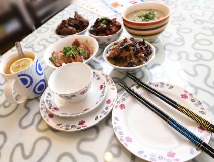 中国侨网“古早”菜色黄酒鸡、姜蛋汤、木耳焖猪肉、黑豆猪脚醋和芋头扣肉,道道都是让人怀念的味道。(马来西亚《星洲日报》)