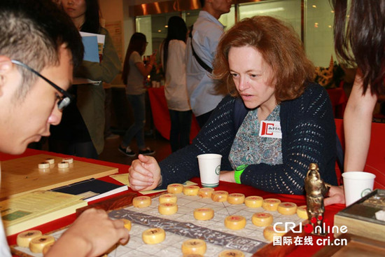 中国侨网学下中国象棋。（黎萌 摄）