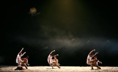 中国侨网王媛媛的《野草》演出镜头。(美国《世界日报》)