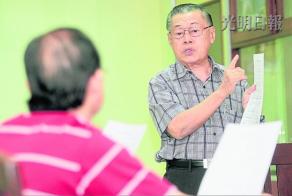 中国侨网冯均元2013年开始担任嘉应会馆“梅花之声”歌唱小组导师,每周三晚上会和组员们一起练唱客家歌曲。(马来西亚《光明日报》)
