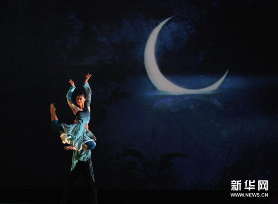 中国侨网9月26日，在美国休斯敦，上海戏剧学院舞蹈团演员毕莹（前）、徐立昂在晚会上表演双人舞《生活重奏》。（宋穹 摄）