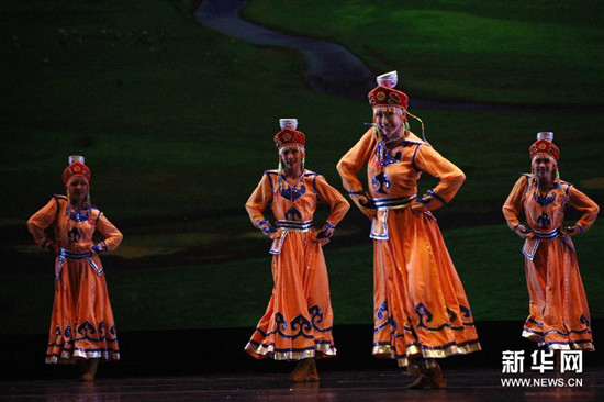 中国侨网9月26日，在美国休斯敦，亚美舞蹈团华裔学生在晚会上表演《蒙古族顶碗舞》。（宋穹 摄）